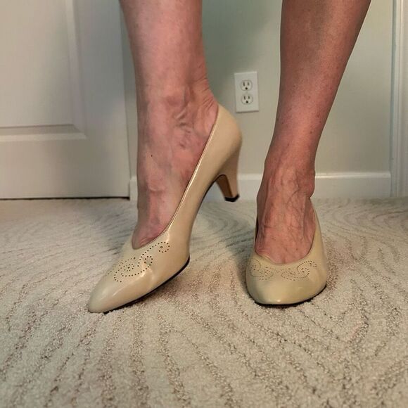 Salvatore Ferragamo Florence Italy Cream Leather Pumps 10 - Picture 4 of 7